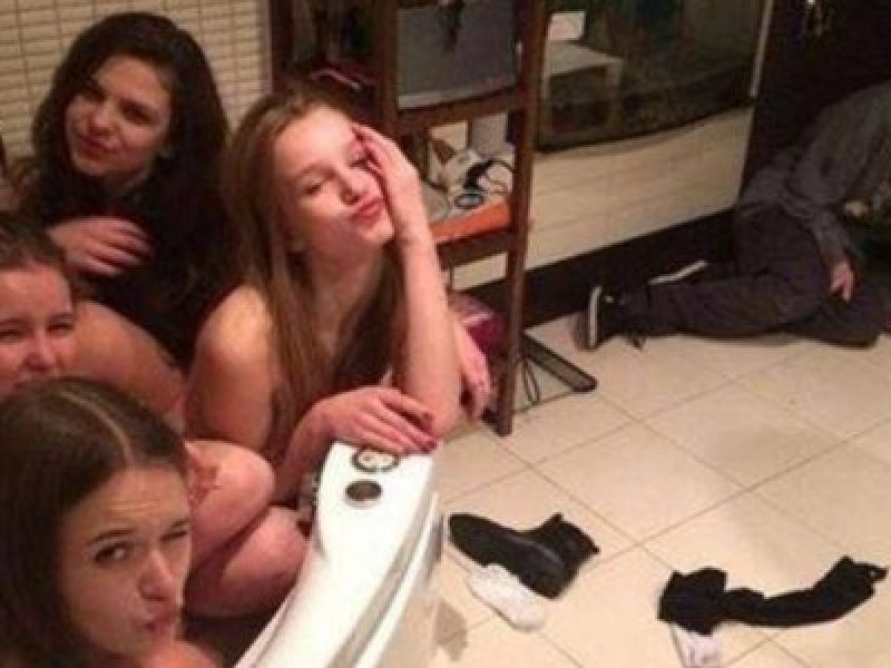 Le Ragazze Nude Nella Vasca Lui Dorme Ubriaco Sul Wc E La Foto Diventa