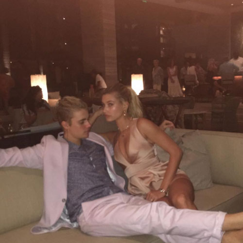 Justin Bieber bacia Hailey Baldwin a St. Barts