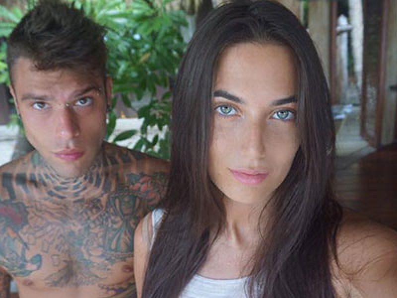 Gossip Fedez In Vacanza Con La Fidanzata Giulia Festeggia Il Doppio Disco Di Platino Foto Si24 