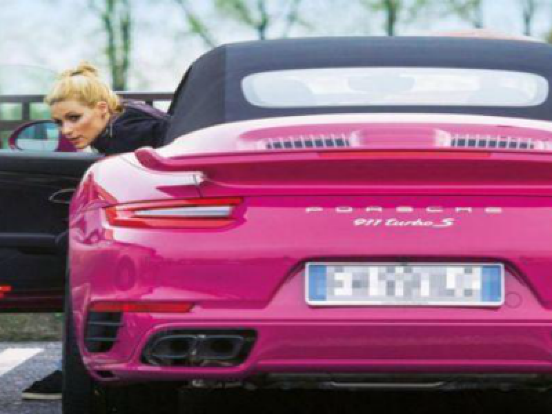 Una Porsche fucsia per i 40 anni della Hunziker: il 'regalino' di